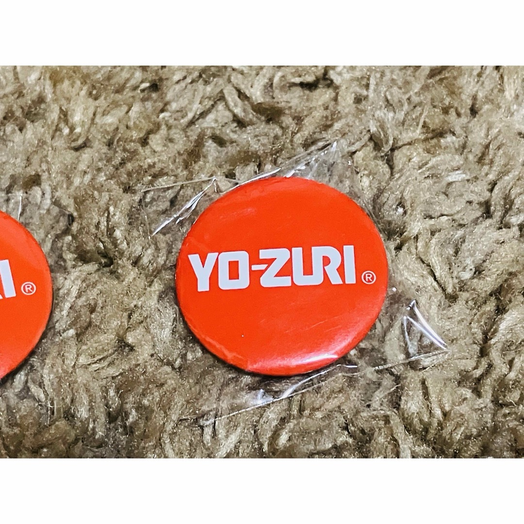 2 非売品 YO-ZURI ヨーズリ 缶バッチ 2個セット レッド 直径32mm スポーツ/アウトドアのフィッシング(その他)の商品写真