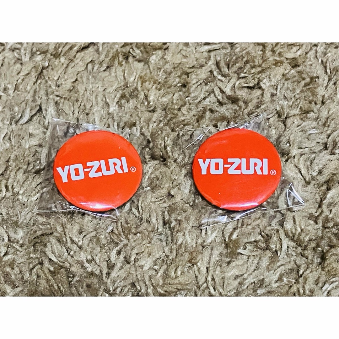 2 非売品 YO-ZURI ヨーズリ 缶バッチ 2個セット レッド 直径32mm スポーツ/アウトドアのフィッシング(その他)の商品写真