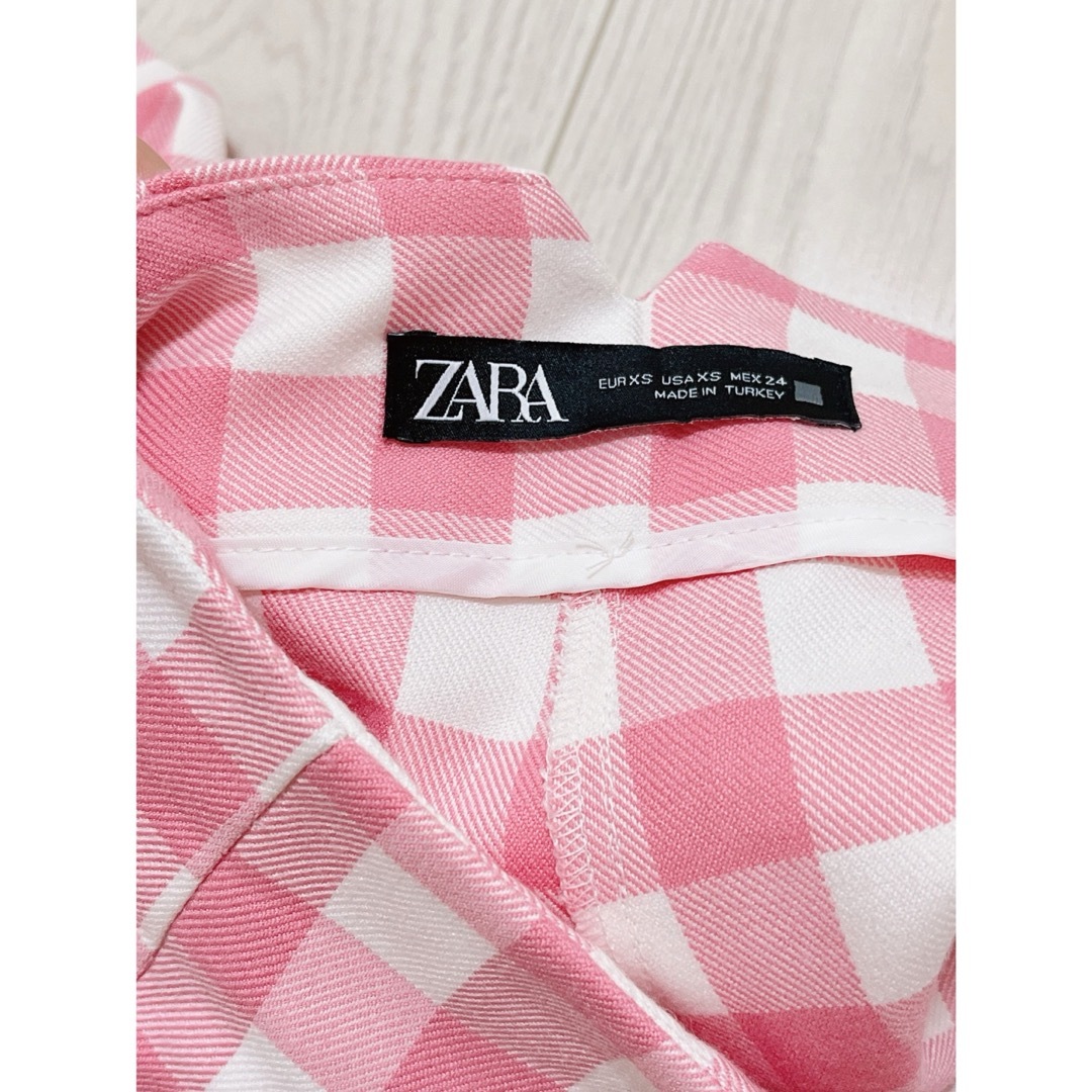 ZARA(ザラ)のザラ　テーパードパンツ　ハイウエスト　センタープレス ピンク スキニー GRL レディースのパンツ(スキニーパンツ)の商品写真