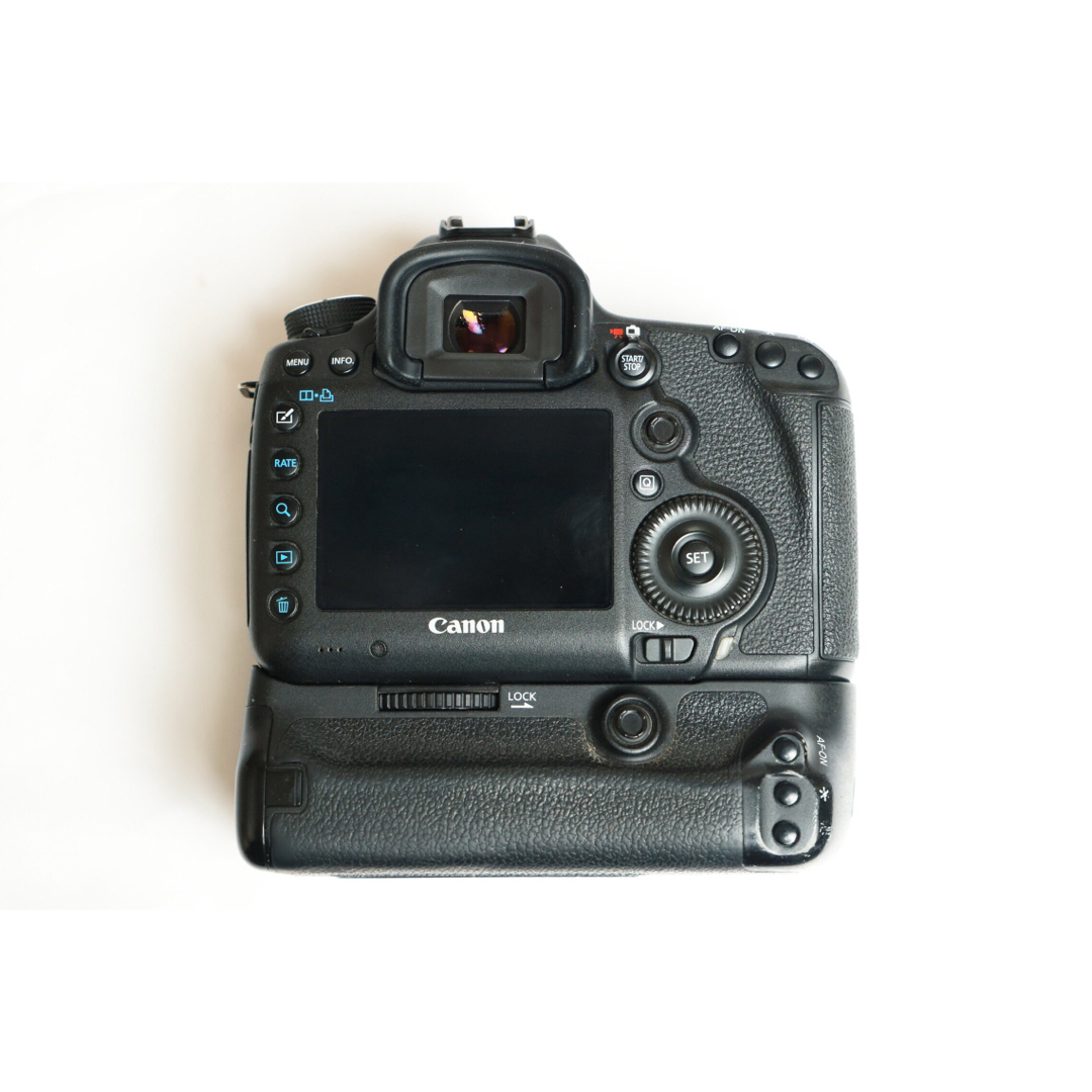 Canon(キヤノン)のCanon キヤノン EOS 5D Mark III バッテリーグリップ付 スマホ/家電/カメラのカメラ(デジタル一眼)の商品写真