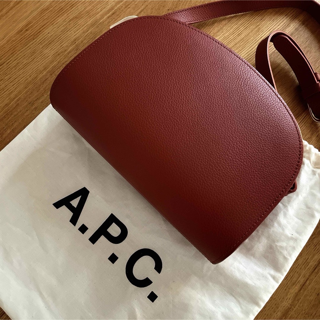 A.P.C(アーペーセー)の【美品】APC アーペーセー　ショルダーバッグ　ハーフムーン　ブラウン レディースのバッグ(ショルダーバッグ)の商品写真