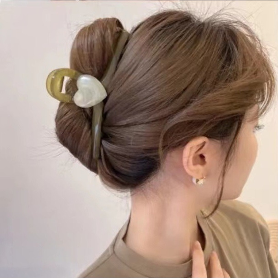 【新品】グリーン　ヘアクリップ　ハート　レディース　大　バレッタ　パーティー レディースのヘアアクセサリー(バレッタ/ヘアクリップ)の商品写真