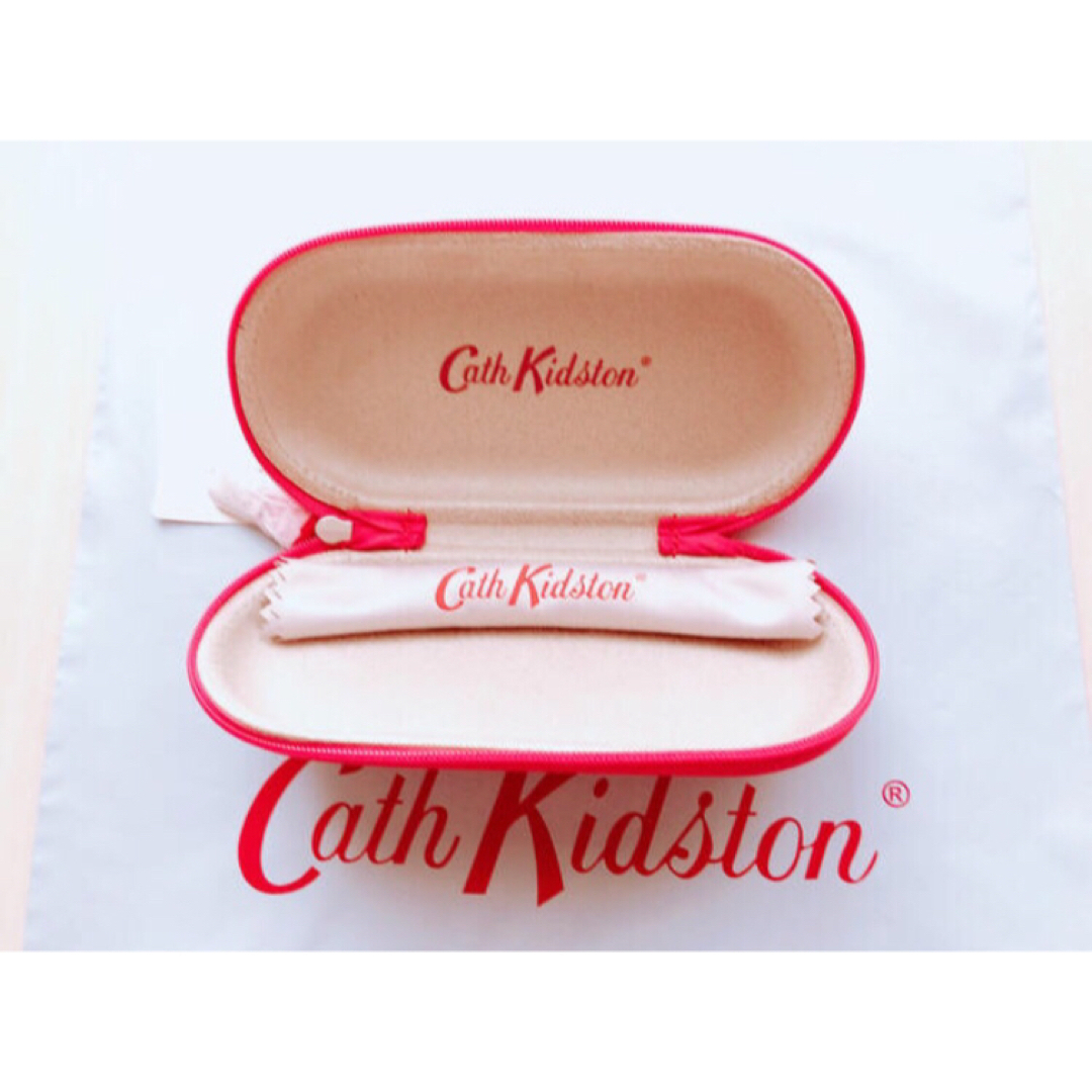 Cath Kidston(キャスキッドソン)の【新品未使用】キャスキッドソン ジップ 眼鏡ケース レース ハート レディースのファッション小物(サングラス/メガネ)の商品写真