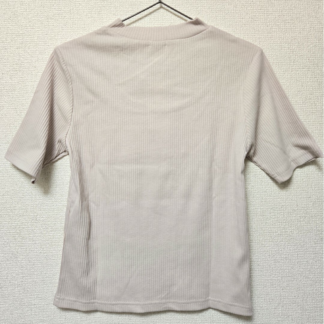 COLZA(コルザ)のCOLZA　半袖カットソー　サイズM　胸元スリット レディースのトップス(Tシャツ(半袖/袖なし))の商品写真