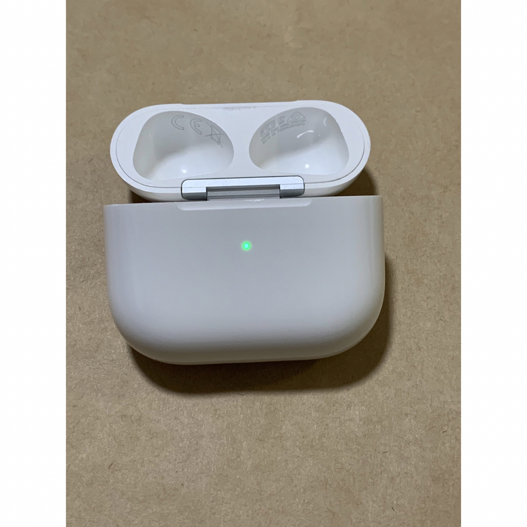 Apple(アップル)の純正◆Apple AirPods 第3世代 MagSafe 充電器 ケース＿1 スマホ/家電/カメラのオーディオ機器(ヘッドフォン/イヤフォン)の商品写真