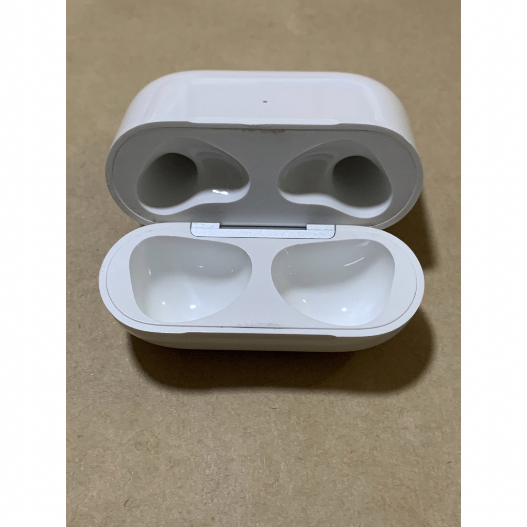 Apple(アップル)の純正◆Apple AirPods 第3世代 MagSafe 充電器 ケース＿1 スマホ/家電/カメラのオーディオ機器(ヘッドフォン/イヤフォン)の商品写真