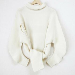 イッセイミヤケ(ISSEY MIYAKE)のISSEYMIYAKE(イッセイミヤケ) 長袖セーター レディース美品  - アイボリー タートルネック(ニット/セーター)