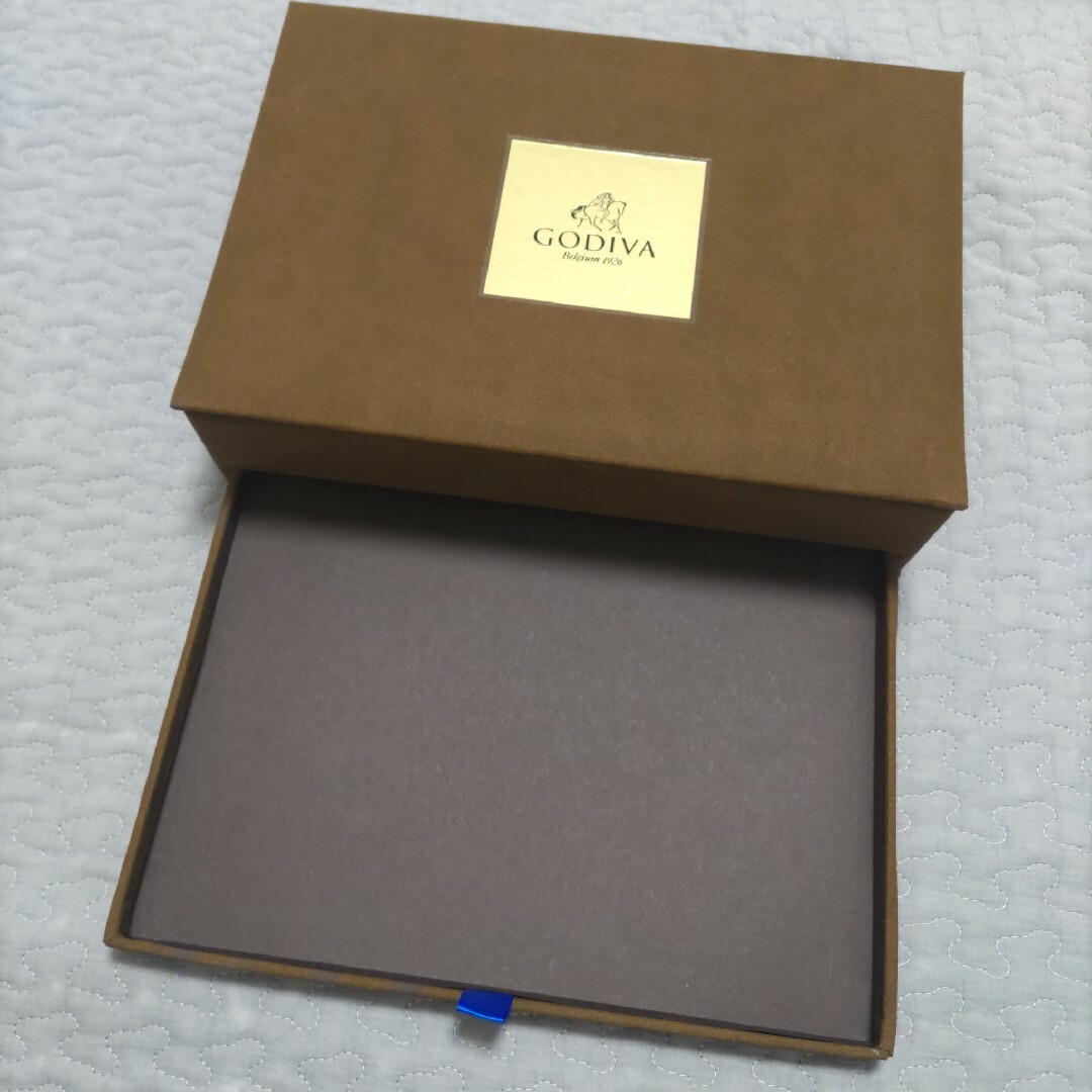 GODIVA(ゴディバ)のGODIVA　空箱　高級感　収納　ゴディバ　匿名配送　大きめの入れ物　茶色 インテリア/住まい/日用品のインテリア小物(小物入れ)の商品写真