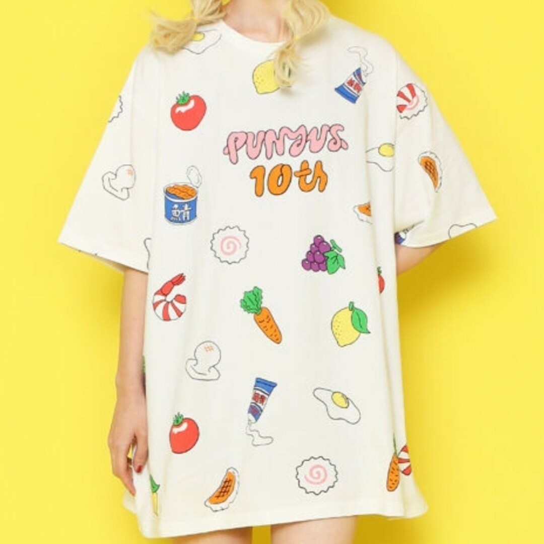 PUNYUS(プニュズ)の新品 プニュズ Tシャツ PUNYUS 総柄 10周年 記念 餅 トマト 練乳 レディースのトップス(Tシャツ(半袖/袖なし))の商品写真