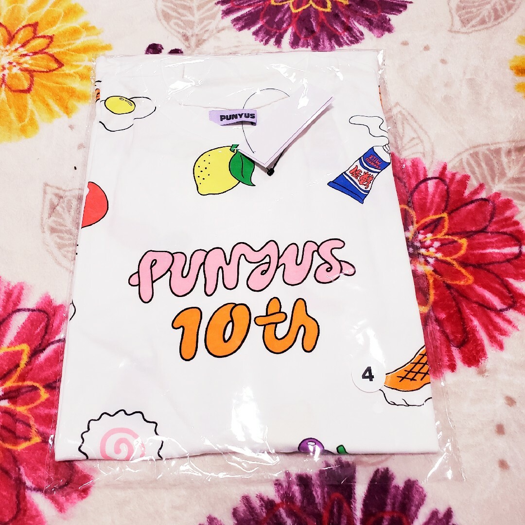 PUNYUS(プニュズ)の新品 プニュズ Tシャツ PUNYUS 総柄 10周年 記念 餅 トマト 練乳 レディースのトップス(Tシャツ(半袖/袖なし))の商品写真