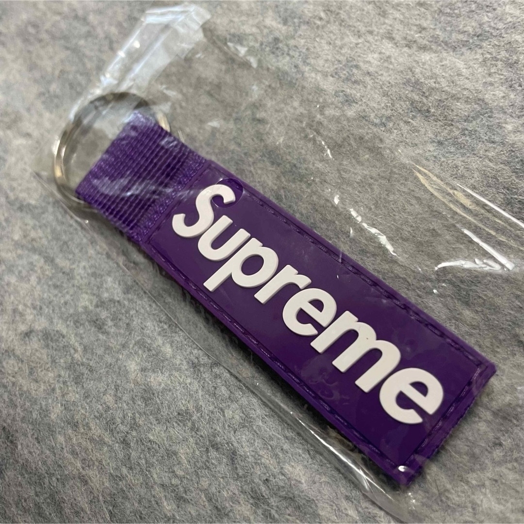 Supreme(シュプリーム)のSupreme Webbing Keychain "Purple"シュプリーム メンズのファッション小物(キーホルダー)の商品写真