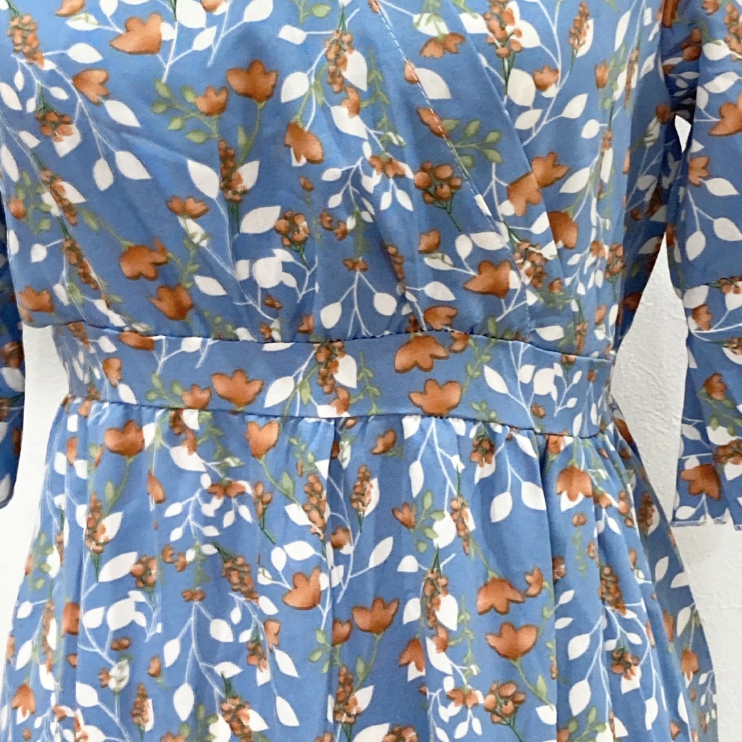 ロングワンピース　フレアワンピース　花柄ワンピース　半袖　くすみブルー　Ｌ レディースのワンピース(ロングワンピース/マキシワンピース)の商品写真