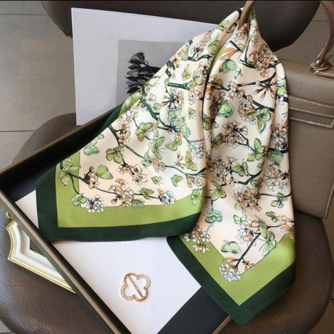 ストール　スカーフ　バンダナ　ワンポイント　シルク　上品　バッグアクセ《271》 レディースのファッション小物(バンダナ/スカーフ)の商品写真