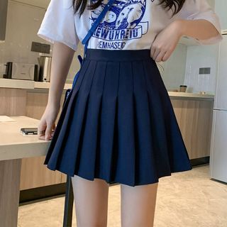 女性のダークブルーのキュロット(ひざ丈スカート)