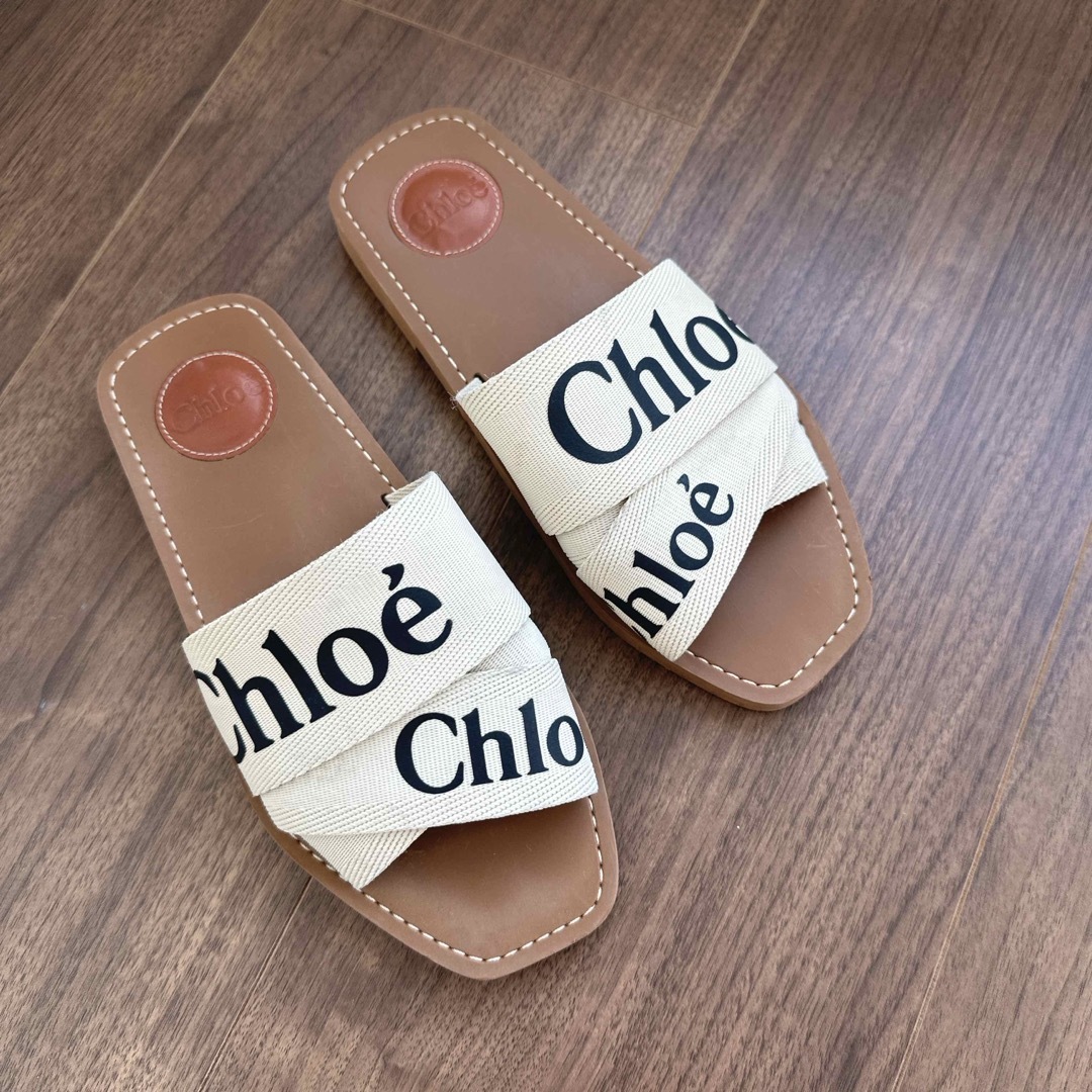 Chloe(クロエ)の【美品】CHLOÉ ホワイト Woody フラットミュール レディースの靴/シューズ(サンダル)の商品写真