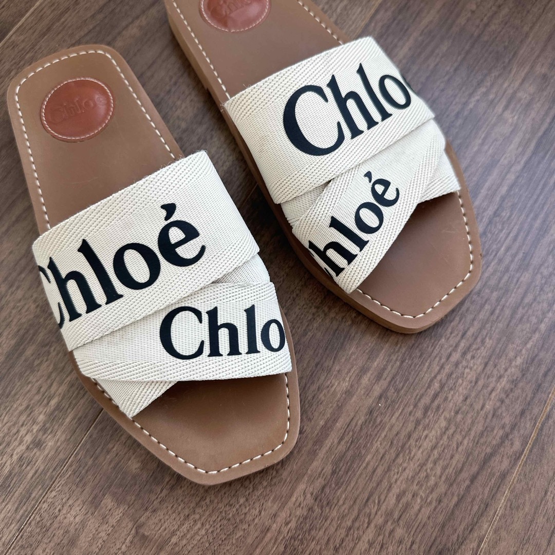 Chloe(クロエ)の【美品】CHLOÉ ホワイト Woody フラットミュール レディースの靴/シューズ(サンダル)の商品写真