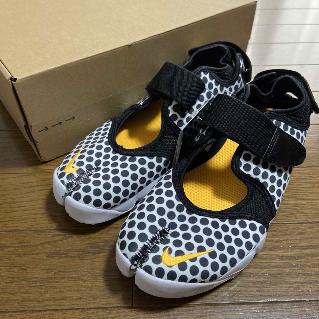 NIKE(ナイキ)の27cm　ナイキ　エアリフト　ドット　水玉 白 黒 DX5422-001 メンズの靴/シューズ(スニーカー)の商品写真