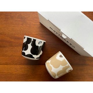 マリメッコ(marimekko)の特価！　入手困難　新品　マリメッコ　ラテマグ　ブラック　ベージュシルバー(グラス/カップ)