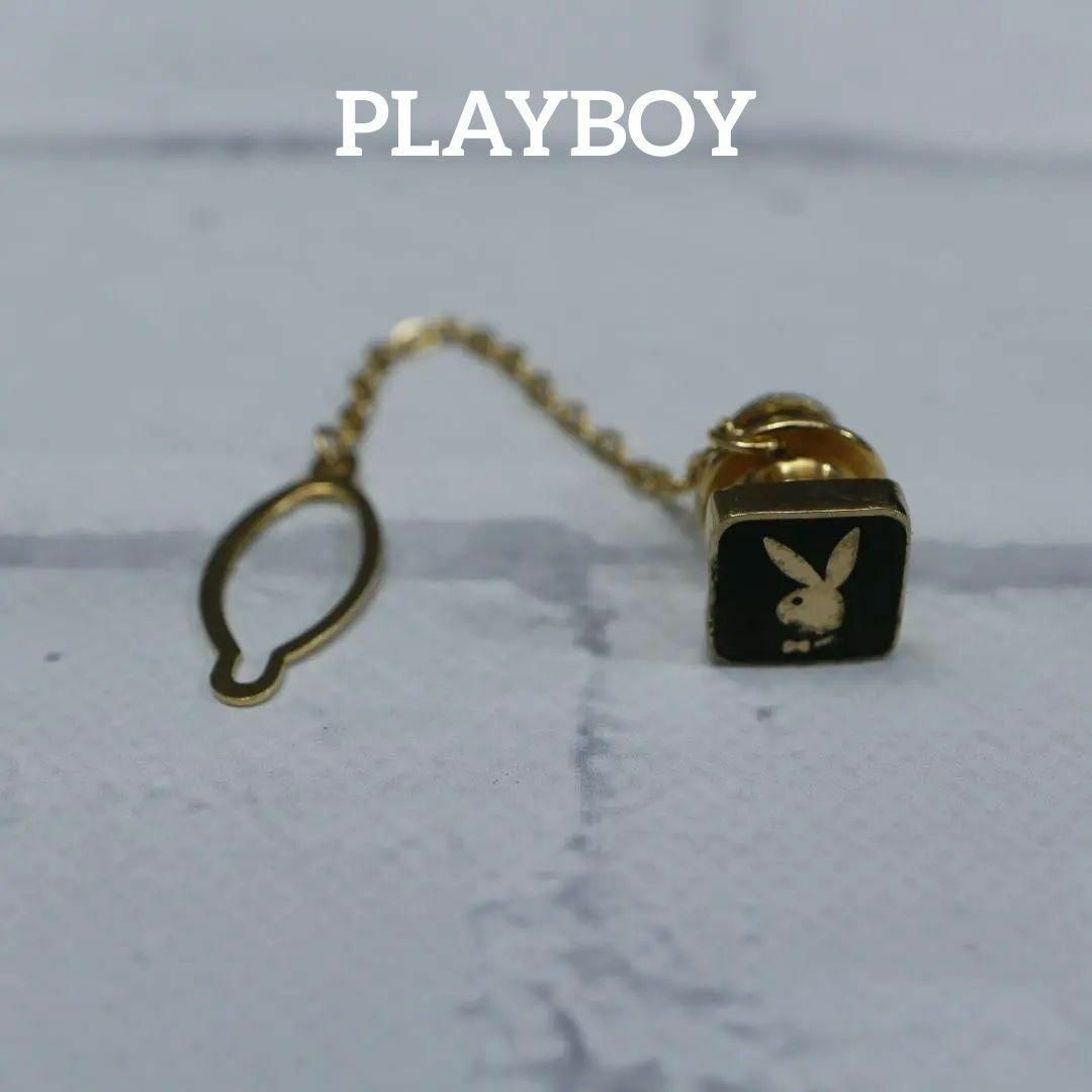 PLAYBOY(プレイボーイ)の【匿名配送】プレイボーイ ピンブローチ ゴールド ロゴ 黒 メンズのファッション小物(ネクタイピン)の商品写真