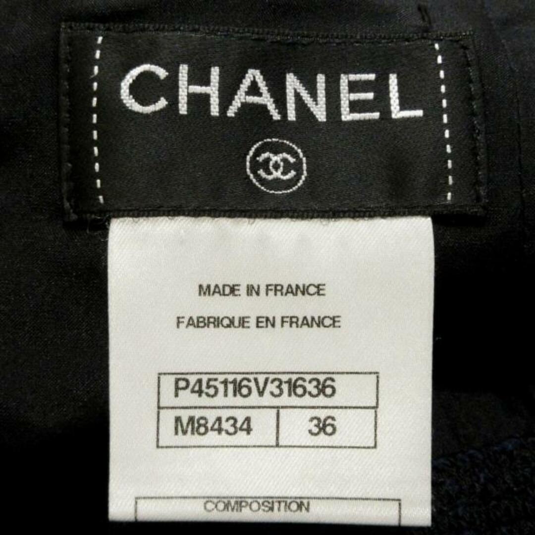 CHANEL(シャネル)のCHANEL(シャネル) スカートスーツ サイズ36 S レディース - P45108/45116 黒×ダークネイビー ツイード/フリンジ/ダブルブレスト/ラメボタン/長袖/ひざ丈/2013年 綿、ナイロン レディースのフォーマル/ドレス(スーツ)の商品写真