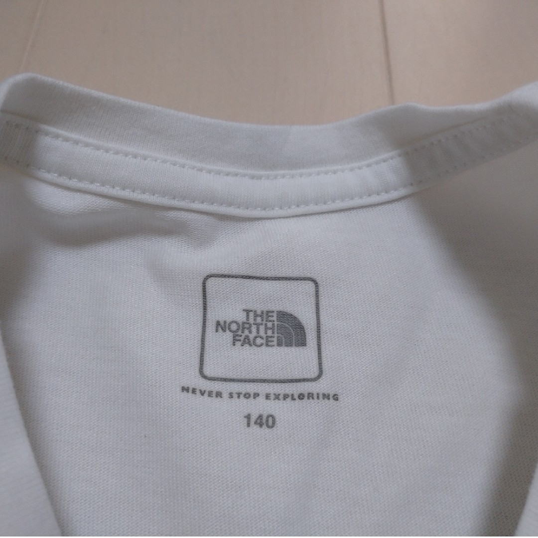 THE NORTH FACE(ザノースフェイス)のTHE NORTH FACE ノースフェイス キッズ Tシャツ 140 白 キッズ/ベビー/マタニティのキッズ服男の子用(90cm~)(Tシャツ/カットソー)の商品写真