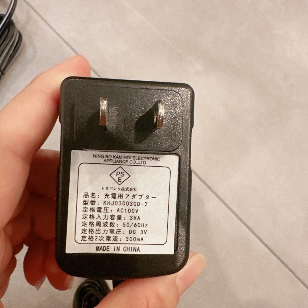 トヨバンク株式会社 品名：充電用アダプター 型番：KHJ030030D-2 スマホ/家電/カメラの生活家電(その他)の商品写真