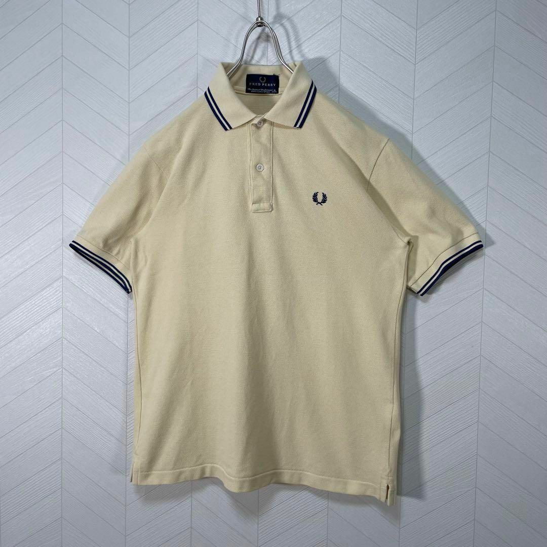 FRED PERRY(フレッドペリー)の美品 フレッドペリー ポロシャツ 半袖 M12 ライン 刺繍ロゴ ライトイエロー メンズのトップス(ポロシャツ)の商品写真