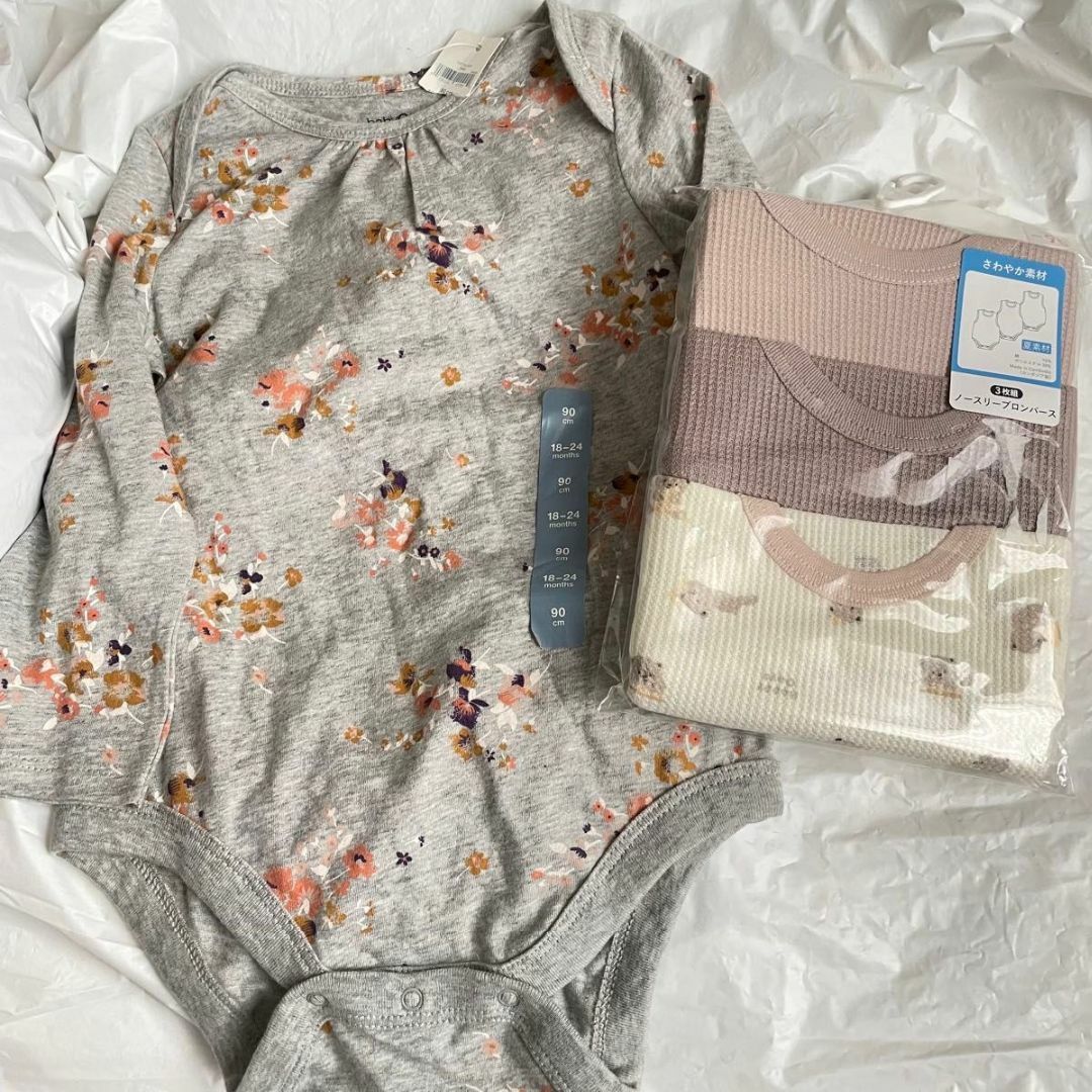 babyGAP(ベビーギャップ)の新品 ベビーギャップ 半袖 長袖 ロンパース 肌着 3枚組 90 4点セット キッズ/ベビー/マタニティのキッズ服女の子用(90cm~)(下着)の商品写真