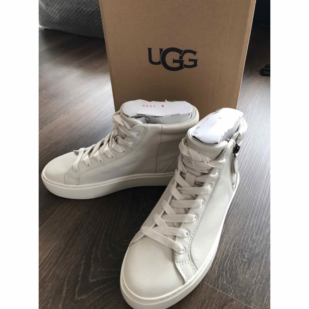 新品未使用品 UGG アグ 本革 ハイカットスニーカー 新品未使用品 UGG アグ 本革 ハイカットスニーカー