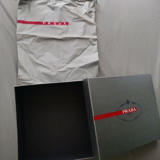 プラダ(PRADA)のカラー···グレー箱と保存袋です、保存袋のサイズ：約40×33㎝　まちな(スニーカー)