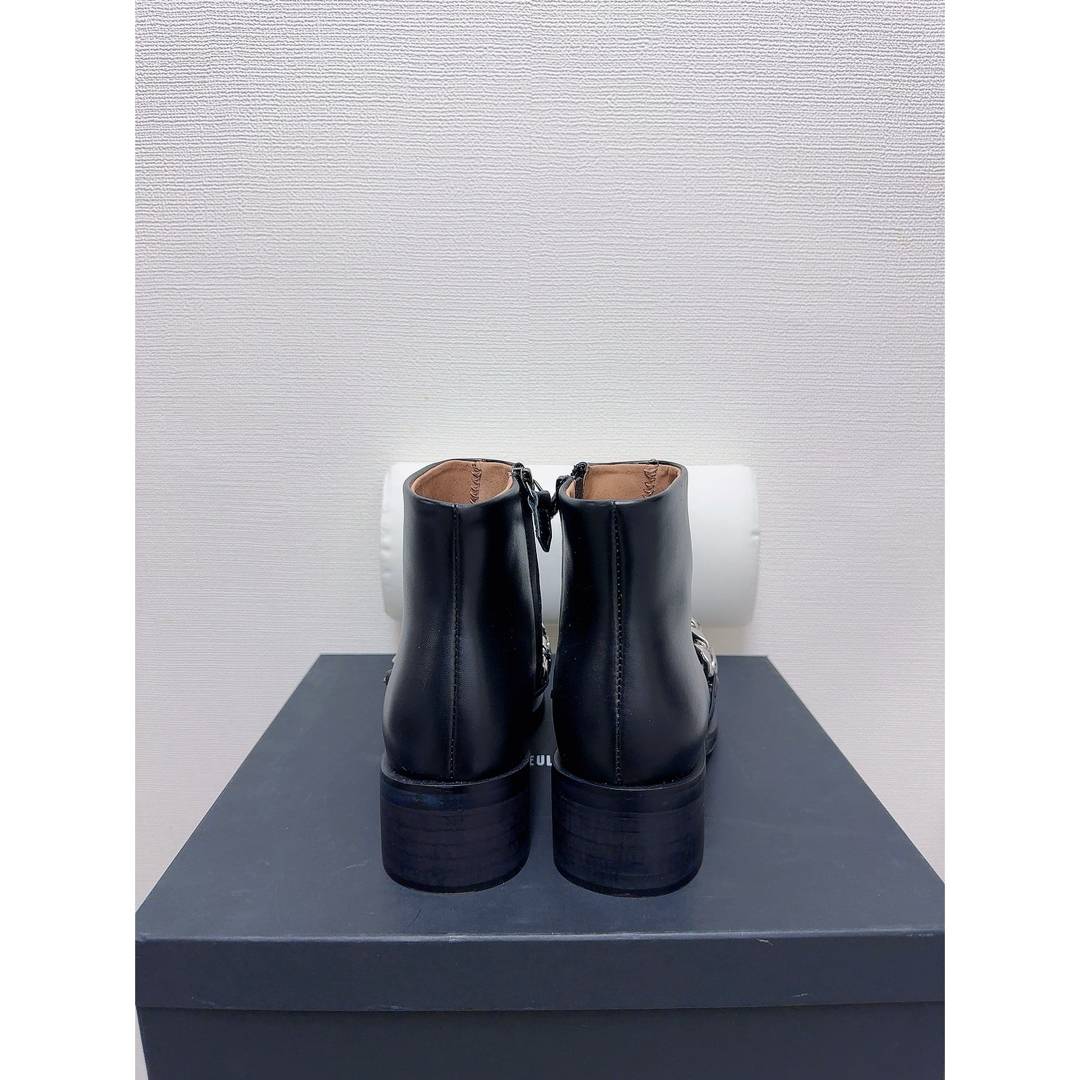 【新品未使用】シルバーチェーン付きブーツ　黒　チャンキーヒール レディースの靴/シューズ(ブーツ)の商品写真