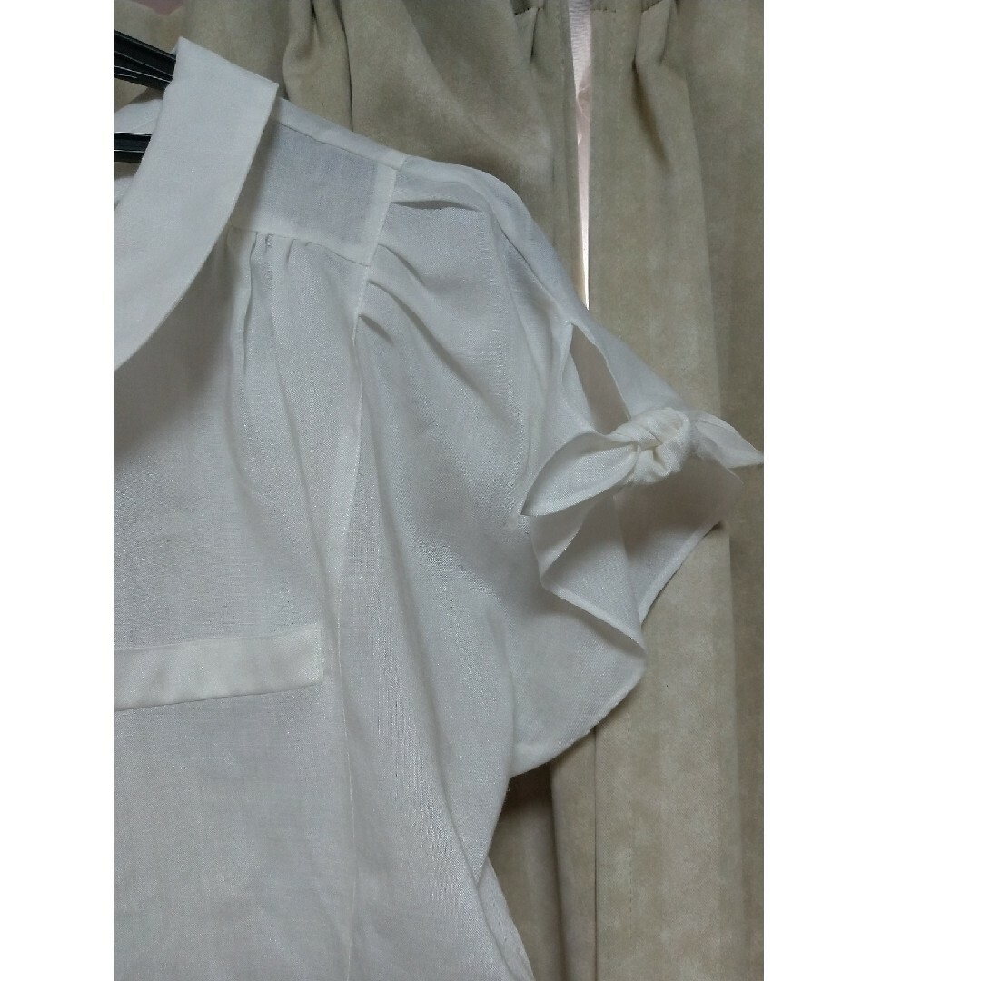セール！白のブラウス 麻混 お袖がボウ レディースのトップス(シャツ/ブラウス(半袖/袖なし))の商品写真