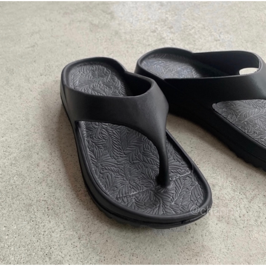 リカバリートングサンダル フラットサンダル 黒 ブラック 23.5cm-24cm レディースの靴/シューズ(サンダル)の商品写真