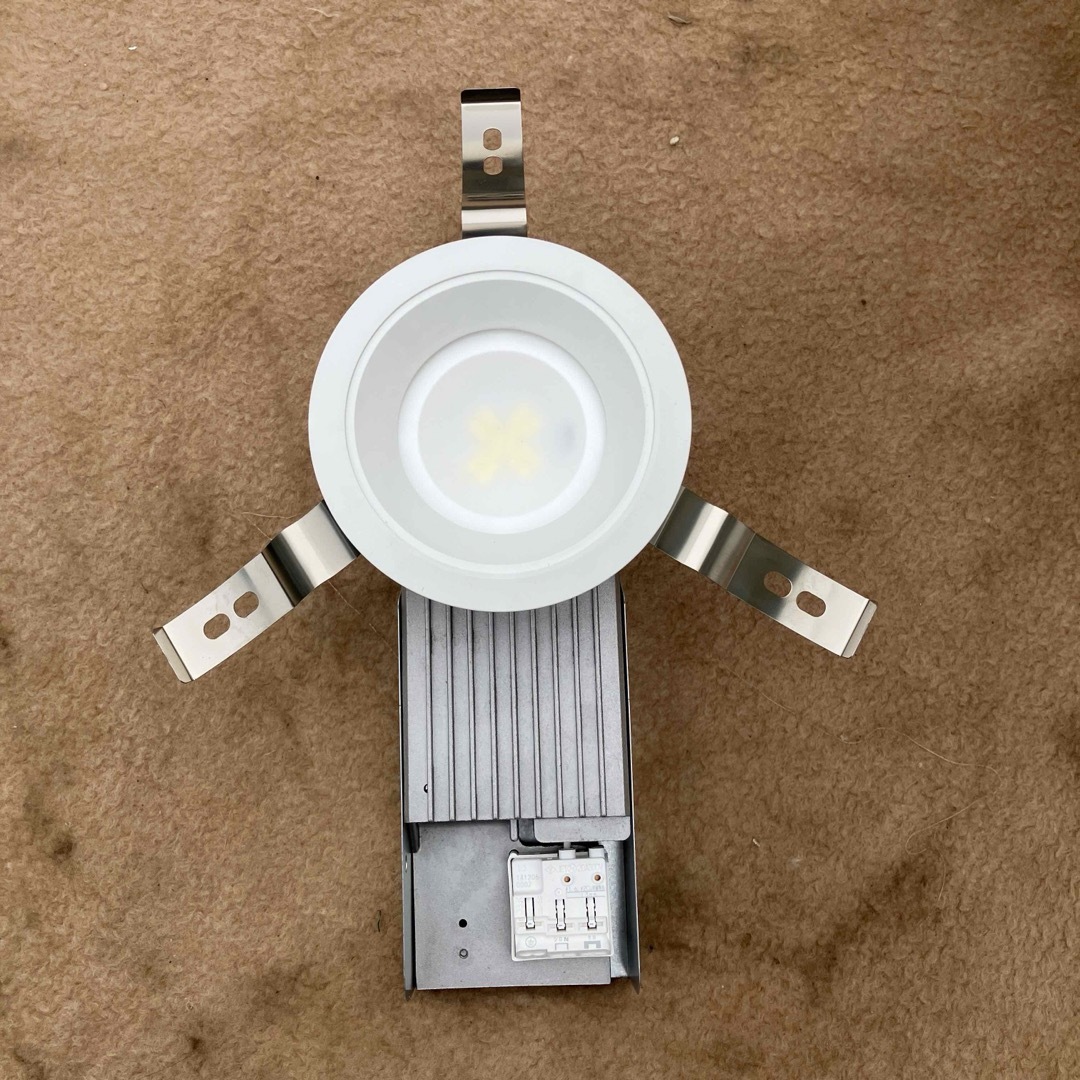 東芝(トウシバ)の東芝LED照明器具　3台 インテリア/住まい/日用品のライト/照明/LED(天井照明)の商品写真