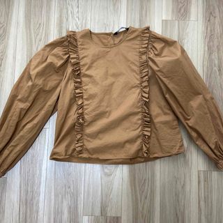 ザラ(ZARA)のZARA フリルブラウス　ボリューム袖　キャラメル(シャツ/ブラウス(長袖/七分))