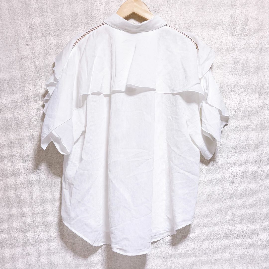 JEANASIS(ジーナシス)のJEANASIS ジーナシス　ブラウス　白　ホワイト　半袖　シャツ　羽織り レディースのトップス(シャツ/ブラウス(半袖/袖なし))の商品写真