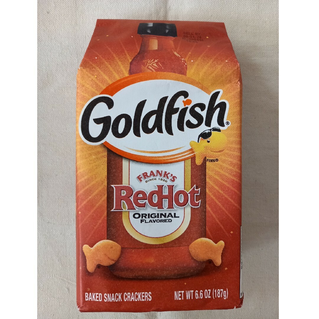 アメリカ人気お菓子 ゴールドフィッシュ レア味Frank's RedHot 食品/飲料/酒の食品(菓子/デザート)の商品写真