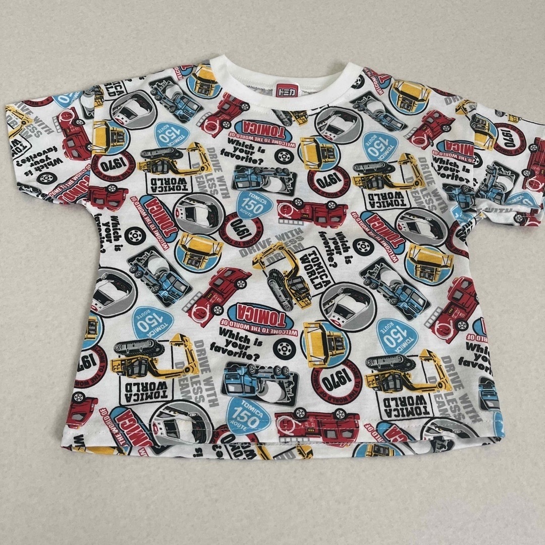 新品 未使用 トミカ 総柄 95 キッズ/ベビー/マタニティのキッズ服女の子用(90cm~)(Tシャツ/カットソー)の商品写真