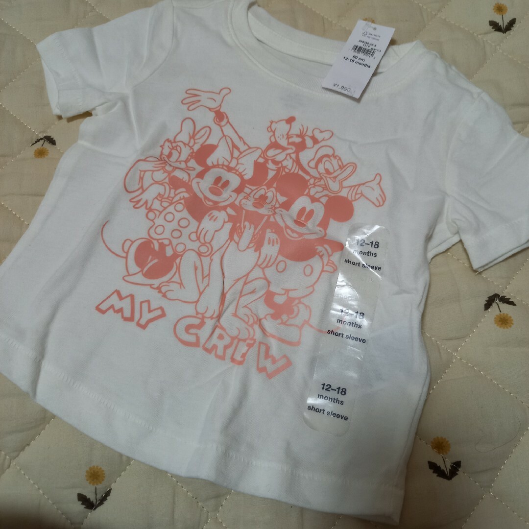 新品タグ付きbaby GAP ミッキーアンドファミリー 反射プリントTシャツ キッズ/ベビー/マタニティのベビー服(~85cm)(Ｔシャツ)の商品写真