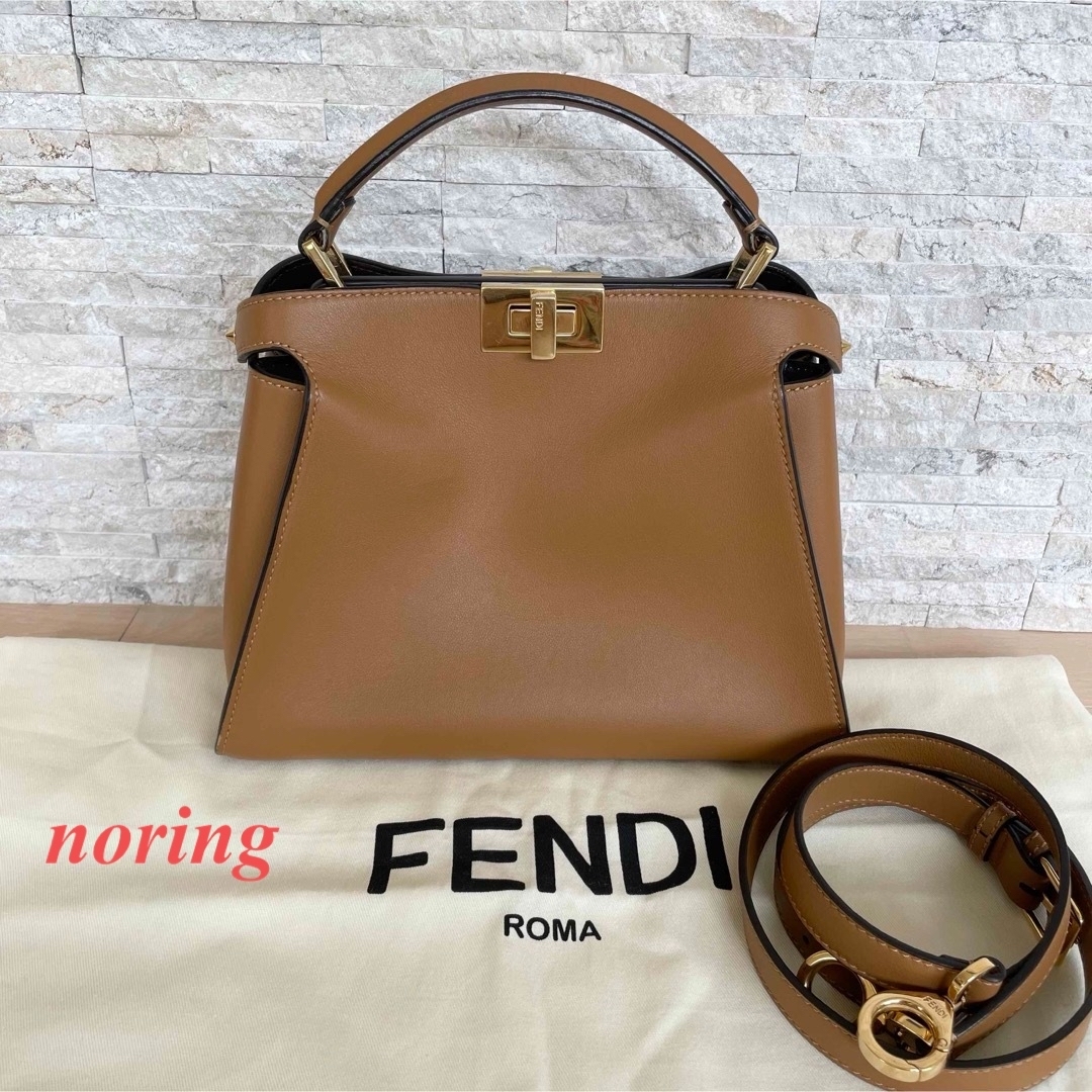 FENDI(フェンディ)のフェンディ　ピーカブー　エッセンシャリー  ブラウン レディースのバッグ(ハンドバッグ)の商品写真