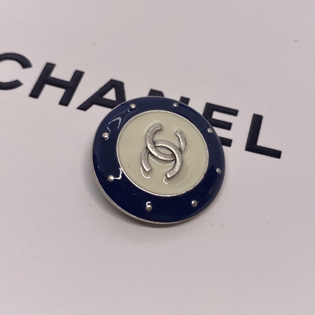 CHANEL(シャネル)の［正規品］CHANEL ヴィンテージ ボタン　ココマーク ハンドメイドの素材/材料(各種パーツ)の商品写真