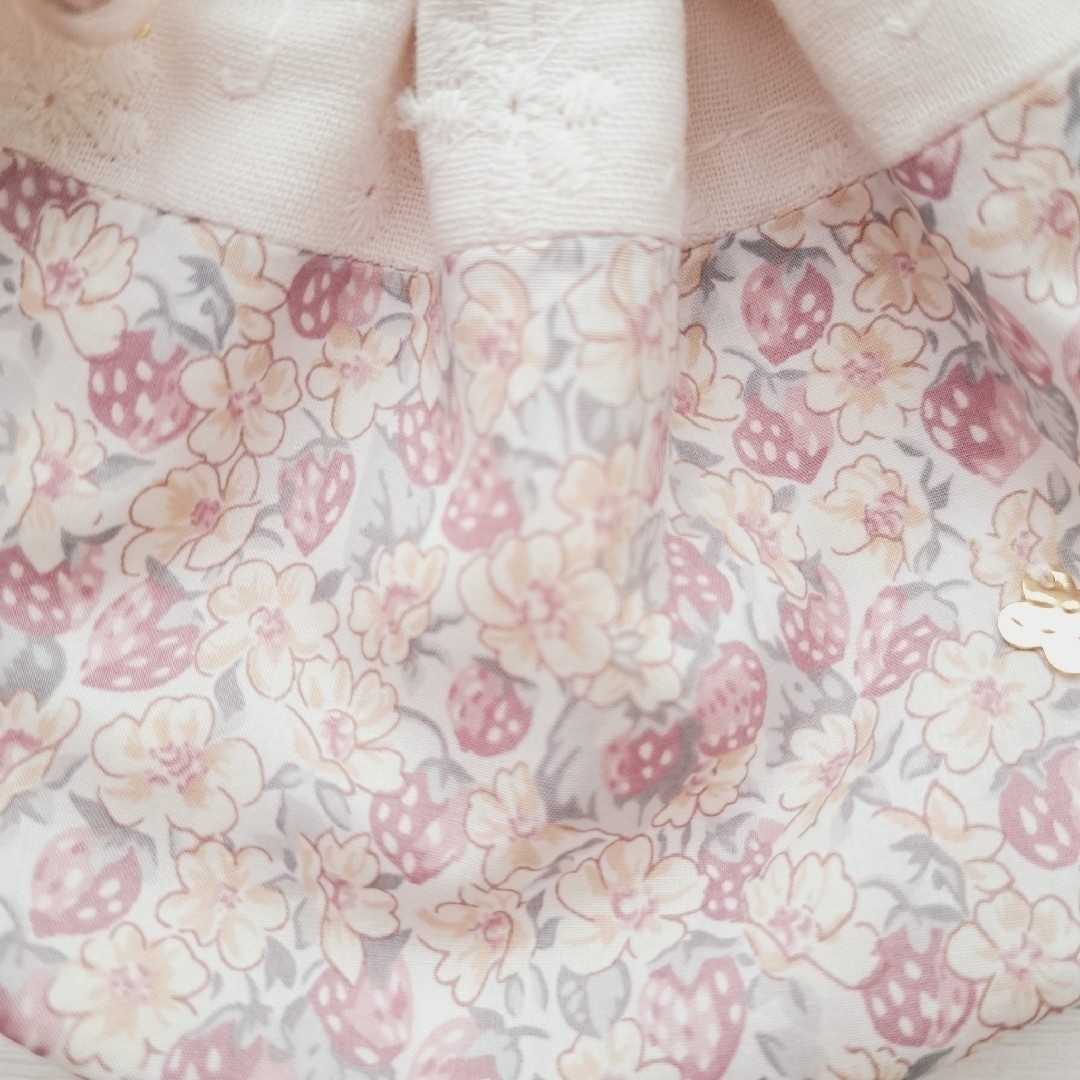 LIBERTY.(リバティ)の🍓リバティアシュテッド×フラワー刺繍生地のまんまるフリル巾着 ハンドメイドのファッション小物(ポーチ)の商品写真