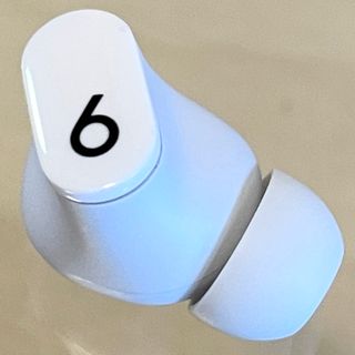 ビーツバイドクタードレ(Beats by Dr Dre)の国内正規品★美品★Beats Studio Buds ホワイト右耳のみ／W168(ヘッドフォン/イヤフォン)