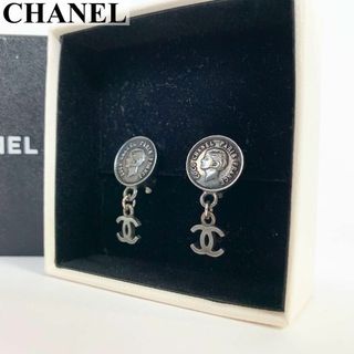 シャネル(CHANEL)のシャネル イヤリング コインモチーフ ココマーク ガンメタリック シルバー箱付き(イヤリング)