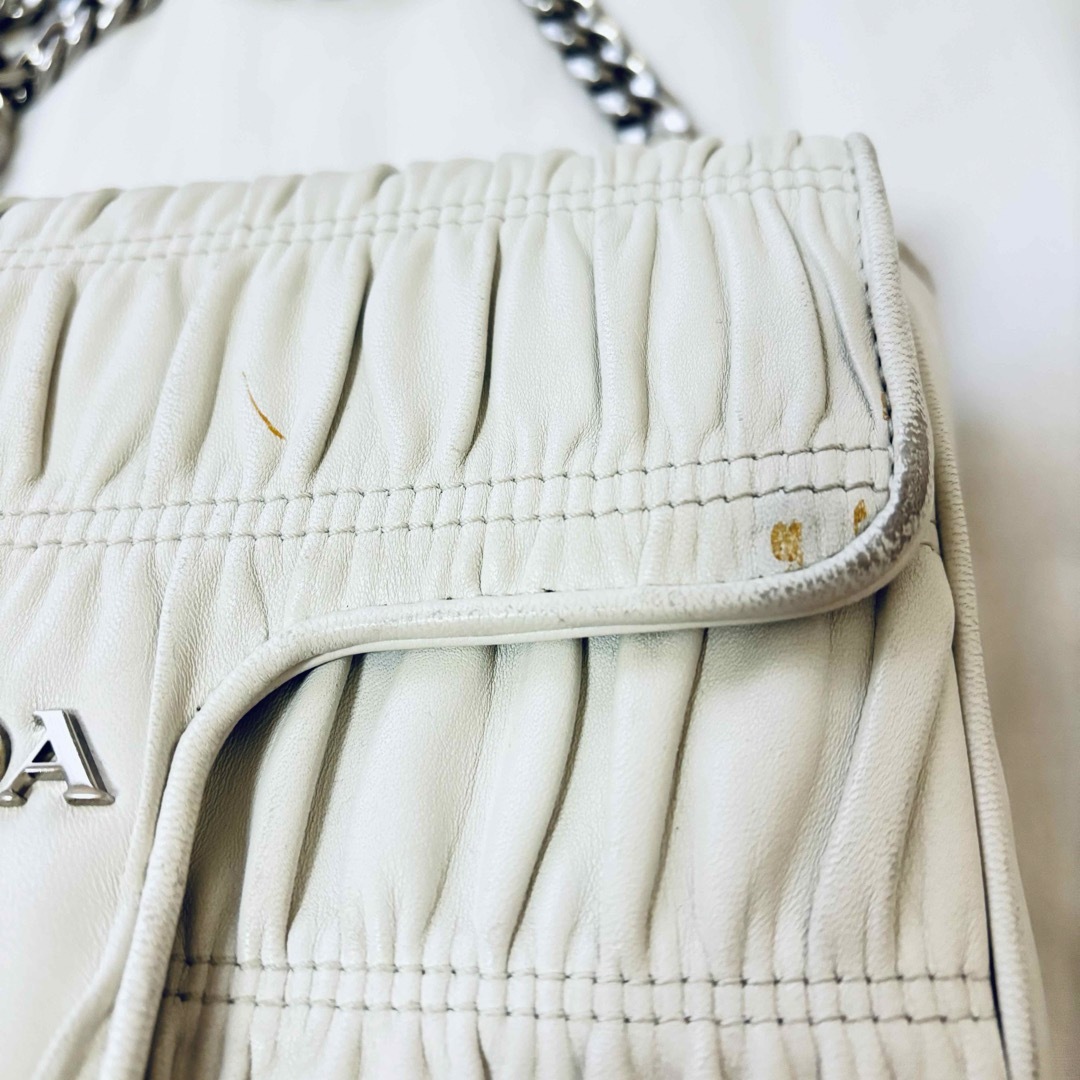PRADA(プラダ)のprada プラダ　ナッパ ゴーフル ギャザー ショルダーバッグ  ホワイト　 レディースのバッグ(ショルダーバッグ)の商品写真