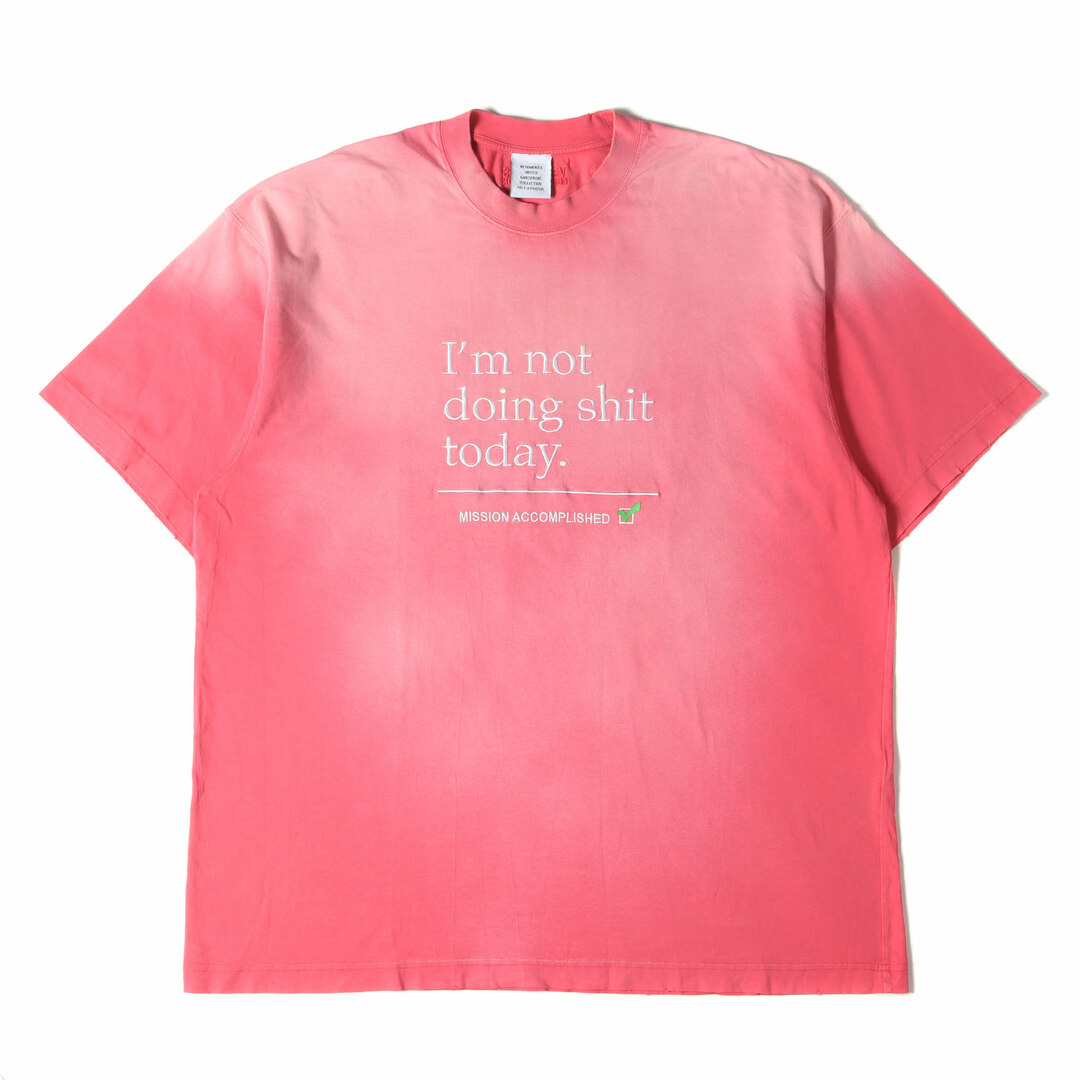 新品 VETEMENTS ヴェトモン Tシャツ サイズ:S 23SS ダメージ加工 メッセージロゴ オーバーサイズ クルーネック 半袖Tシャツ Not Doing Shit Today T-shirt ウォッシュドピンク トップス カットソー【メンズ】 メンズのトップス(Tシャツ/カットソー(半袖/袖なし))の商品写真