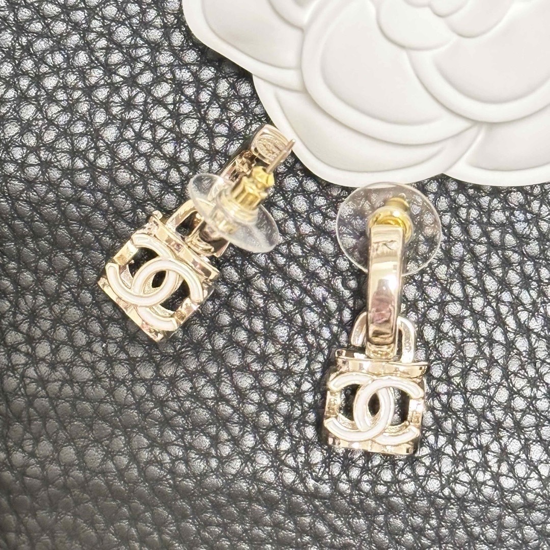 CHANEL(シャネル)のCHANEL キューブピアス　ホワイト　✪刻印あり✪ レディースのアクセサリー(ピアス)の商品写真