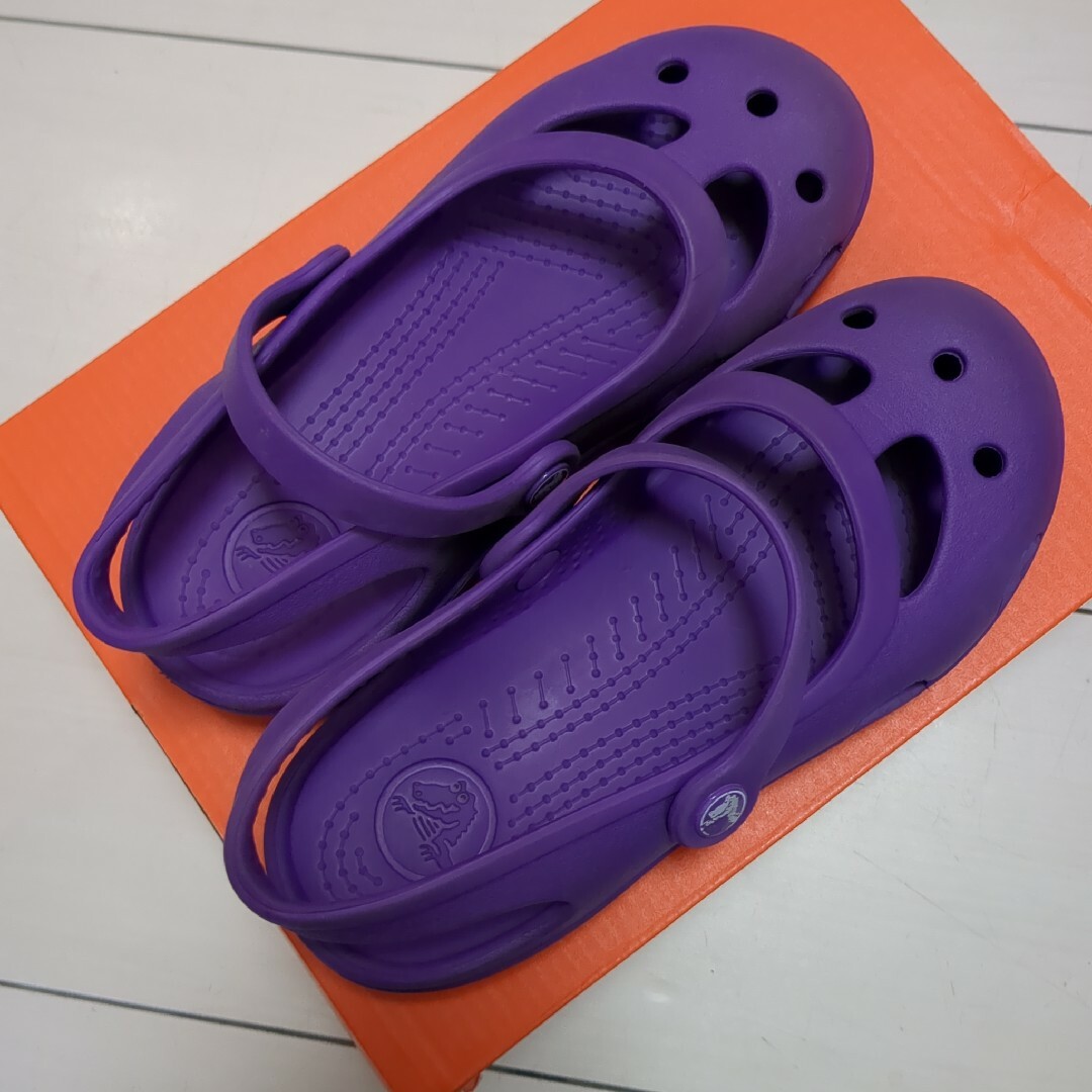 crocs(クロックス)のcrocs　キッズ　サンダル　18.5 キッズ/ベビー/マタニティのキッズ靴/シューズ(15cm~)(サンダル)の商品写真