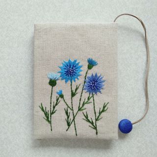 文庫本刺繍のブックカバー　矢車菊(ブックカバー)