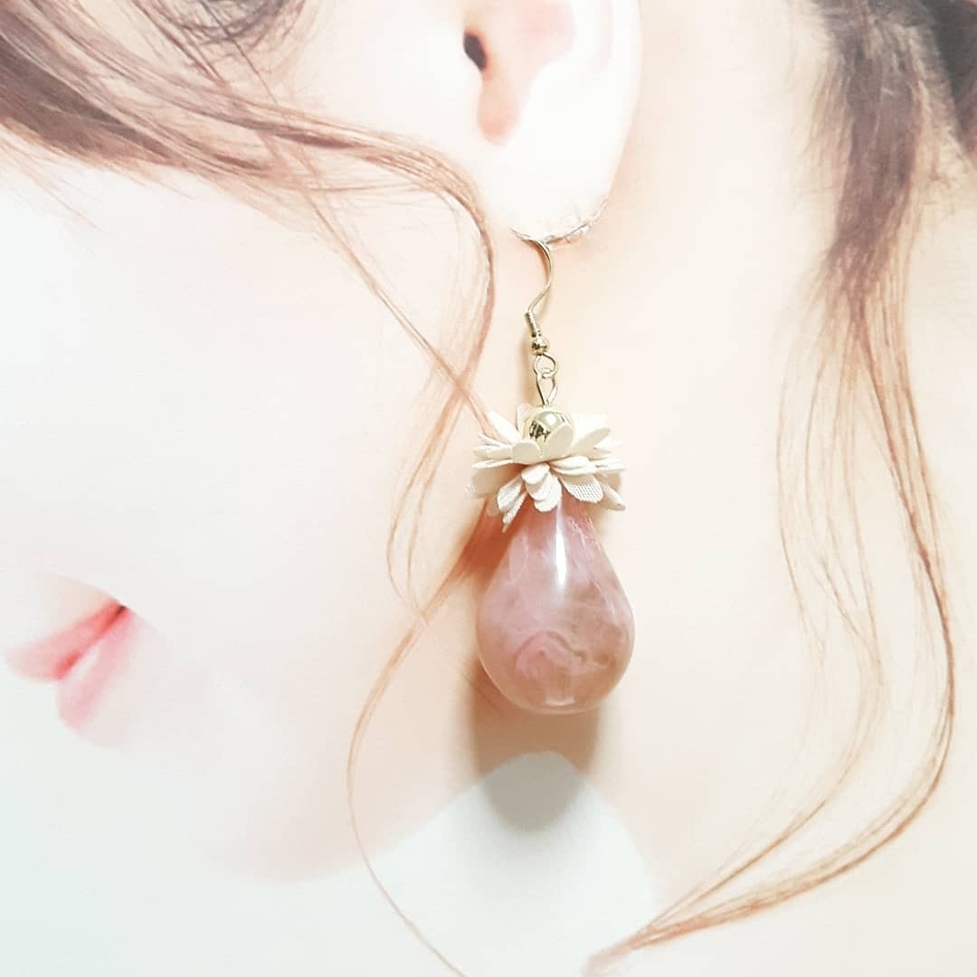 No.33 ぽってりドロップフラワー　ピアス/イヤリング ハンドメイドのアクセサリー(ピアス)の商品写真